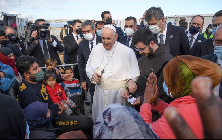 El Papa habla con personas en el Centro de Recepción e Identificación de Mytilene, en la isla de Lesbos, Grecia, este domingo. EFE/ A. Di Meo