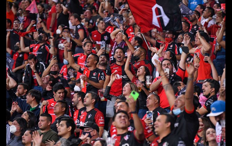 FIESTA, En las tribunas y en las inmediaciones del estadio, los Rojinegros vivieron al máximo el encuentro. IMAGO7