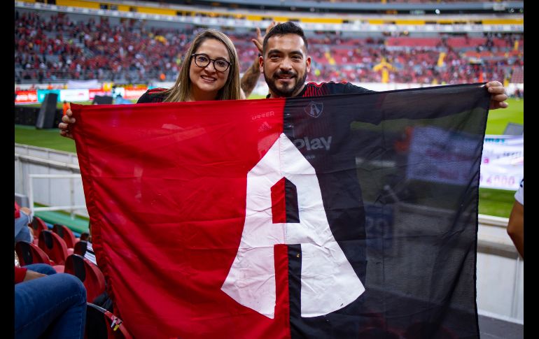 FIESTA, En las tribunas y en las inmediaciones del estadio, los Rojinegros vivieron al máximo el encuentro. IMAGO7