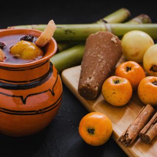 Prepara un delicioso ponche de frutas en las próximas posadas o para la cena navideña