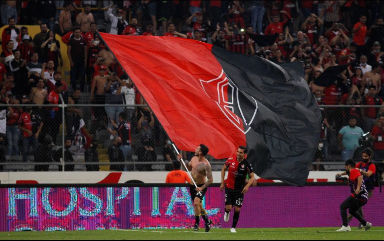 En espera de que se amplíe el aforo al 100% para la final Atlas vs León, es probable que los 55 mil 020 aficionados que oficialmente le caben al inmueble, acudan a las gradas del Estadio Jalisco. EFE / F. Guasco