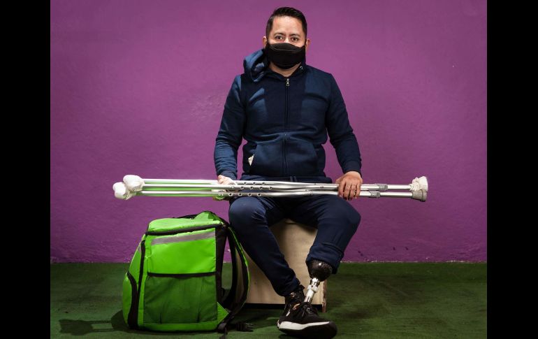 En Ciudad de México, con muletas y una prótesis en la pierna izquierda, Víctor, de 33 años, sigue llevando comida a domicilio tras sufrir el 13 de diciembre de 2020 un accidente que resultó en una amputación a nivel de la rodilla. AFP / O. Torres