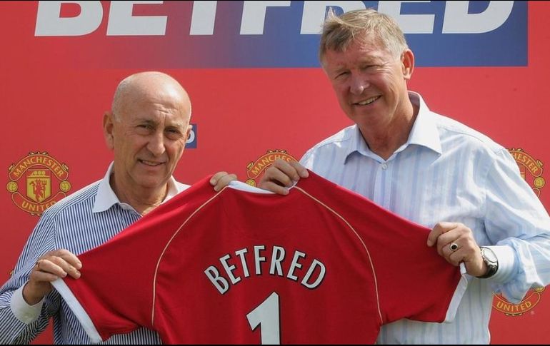 Fred, el hermano mayor de Peter Done, con el legendario entrenador de fútbol Sir Alex Ferguson. GETTY IMAGES