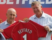Fred, el hermano mayor de Peter Done, con el legendario entrenador de fútbol Sir Alex Ferguson. GETTY IMAGES