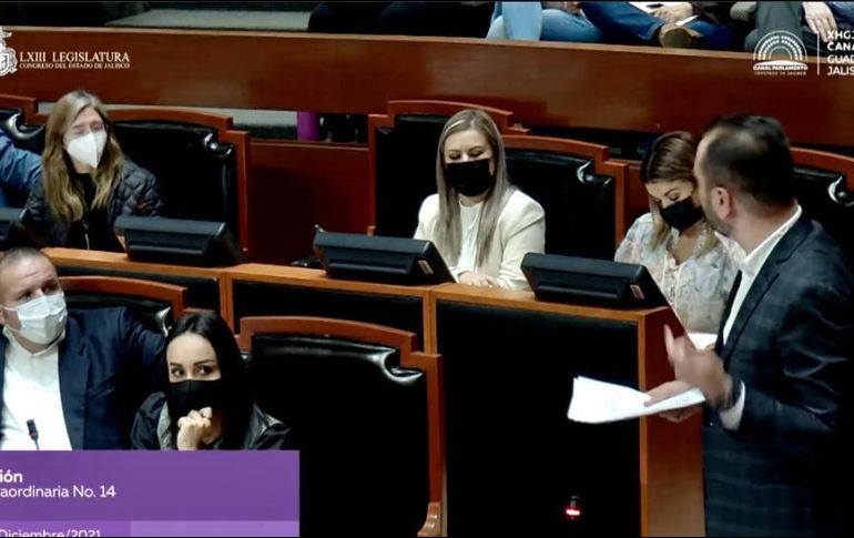 El coordinador de MC, Gerardo Quirino Velázquez Chávez, y la presidenta de la bancada de Hagamos, Mara Robles Villaseñor, durante la discusión. ESPECIAL