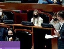 El coordinador de MC, Gerardo Quirino Velázquez Chávez, y la presidenta de la bancada de Hagamos, Mara Robles Villaseñor, durante la discusión. ESPECIAL