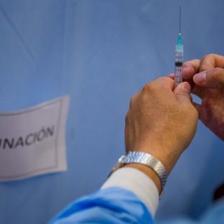 COVID: Arranca vacunación de refuerzo para adultos mayores ¿Qué dosis se empleará?