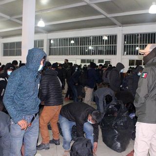 Agentes interceptan a 143 migrantes en Oaxaca