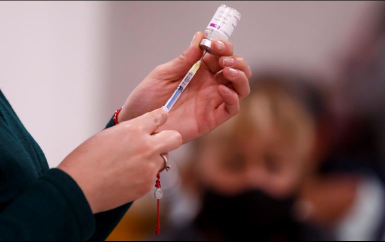 Este martes, el país comenzó a vacunar con dosis de refuerzo contra el virus a todos los mayores de 60 años. EFE/J. Méndez