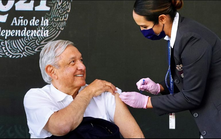 Durante la conferencia de prensa mañanera que encabezó ayer en Zapopan, el Presidente López Obrador recibió el refuerzo de la vacuna de AstraZeneca contra el COVID-19.  EFE/Presidencia de México