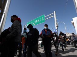 Migrantes cruzan la frontera desde Estados Unidos a México, en Ciudad Juárez. XINHUA/D. Peinado