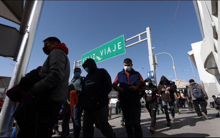 Migrantes cruzan la frontera desde Estados Unidos a México, en Ciudad Juárez. XINHUA/D. Peinado