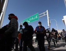 Migrantes cruzan la frontera desde Estados Unidos a México, en Ciudad Juárez. XINHUA/D. Peinado