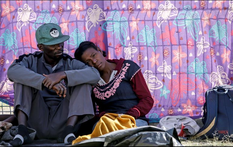 Migrantes descansan en su camino a la frontera norte en la ciudad de Puebla. EFE / H. Ríos