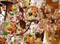 Las esferas artesanales del municipio mexicano de Chignahuapan son hoy un elemento fundamental para adornar los árboles de Navidad. EFE / H. Ríos