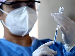 Ayer comenzó la aplicación del refuerzo contra COVID-19 para mayores de 60 años en cuatro muncipios de Jalisco. AFP/ARCHIVO