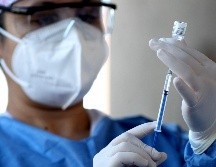 Ayer comenzó la aplicación del refuerzo contra COVID-19 para mayores de 60 años en cuatro muncipios de Jalisco. AFP/ARCHIVO