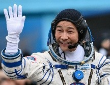 Yusaku Maezawa saluda antes del despegue desde el cosmódromo ruso de Baikonur. AFP/K. Kudryavtsev