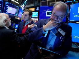 Wall Street retomó sus temores en vista de las restricciones aplicadas en Europa para detener los contagios de COVID. AP/R. Drew