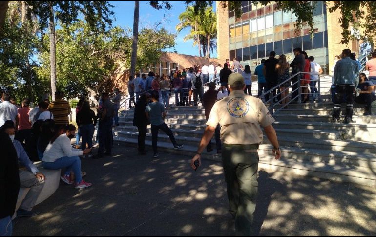 Por el sismo en el municipio de Puerto Vallarta, la Unidad Municipal Administrativa evacuó a 400 personas. ESPECIAL/UEPCBJ