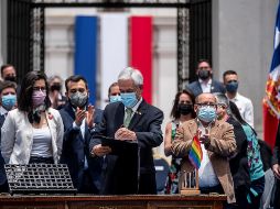 El presidente Sebastián Piñera promulga la ley que permite el matrimonio igualitario durante una ceremonia en el Palacio de Moneda, en Santiago. EFE/Presidencia de Chile