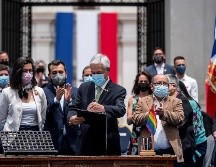 El presidente Sebastián Piñera promulga la ley que permite el matrimonio igualitario durante una ceremonia en el Palacio de Moneda, en Santiago. EFE/Presidencia de Chile