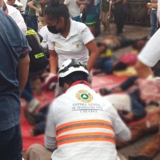 Tráiler con migrantes vuelca en Chiapas; hay 49 muertos