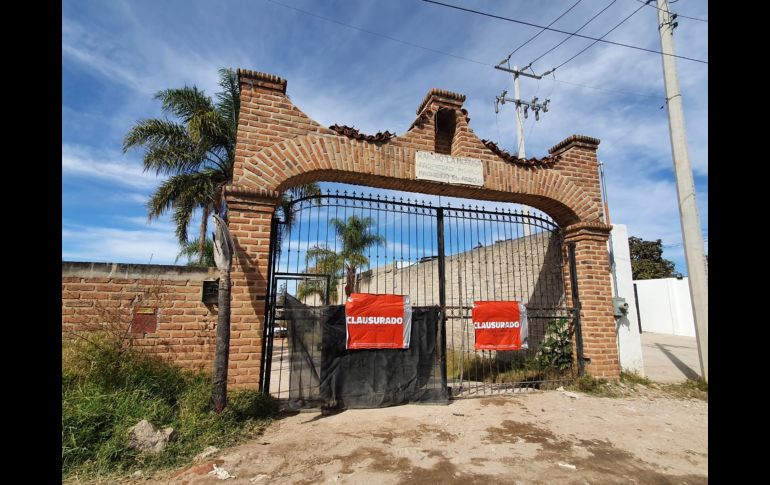 Por las calles de la colonia todavía pueden observarse los rollos de papel y las varitas de madera con la que elaboraban los cohetes. EL INFORMADOR/R. Bobadilla