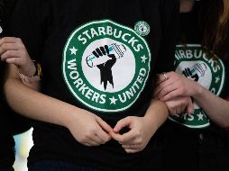 Empleados de Starbucks reaccionan al resultado de la votación para constituir el sindicato en Búfalo, Nueva York. AP/J. Bessex