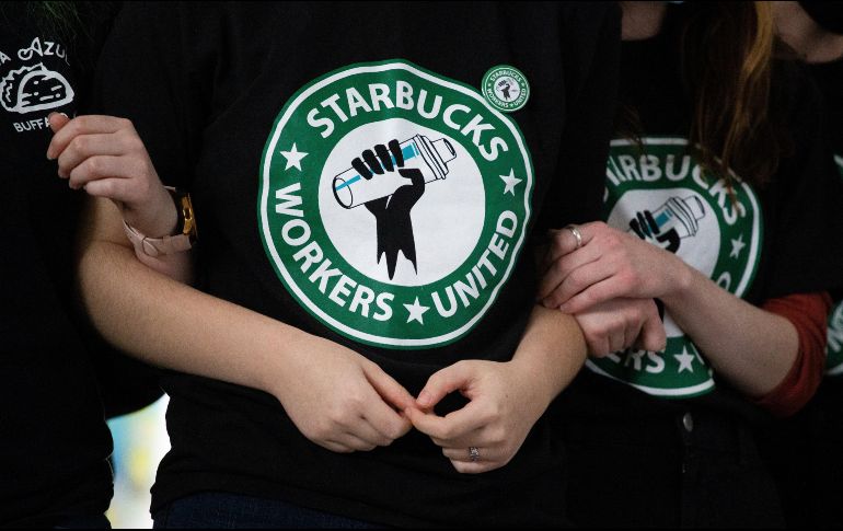 Empleados de Starbucks reaccionan al resultado de la votación para constituir el sindicato en Búfalo, Nueva York. AP/J. Bessex