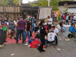 Varios cuerpos de migrantes quedaron desperdigados por el asfalto mientras otros tantos estaban en el interior de la caja del tráiler. AFP / ARCHIVO