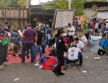 Varios cuerpos de migrantes quedaron desperdigados por el asfalto mientras otros tantos estaban en el interior de la caja del tráiler. AFP / ARCHIVO