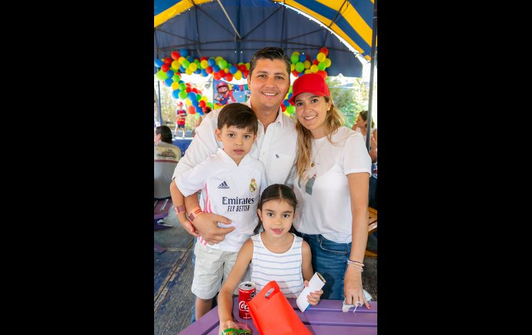 Ricardo Becerril, Bárbara Ledezma, Juan Diego Becerril y Julia Becerril. GENTE BIEN JALISCO/JORGE SOLTERO
