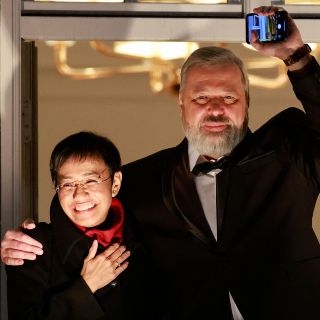 Dos periodistas amenazados recogen el Nobel de la Paz