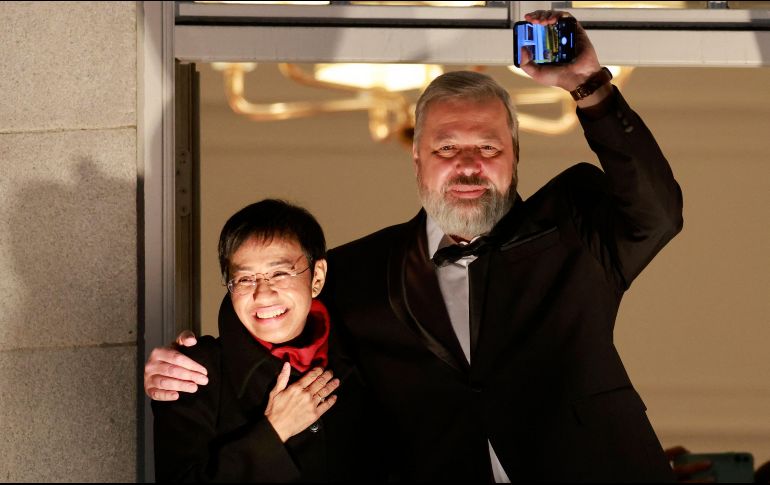 Maria Ressa, cofundadora de la página web de información Rappler, y Dmitri Muratov, redactor jefe del diario independiente Novaya Gazeta. AFP / O. Andersen