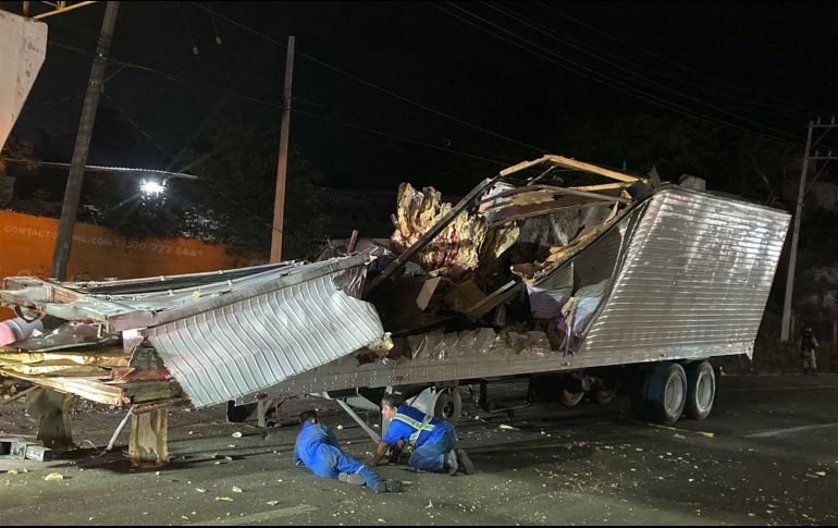 El tráiler chocó contra un puente peatonal de la autopista Chiapa de Corzo-Tuxtla Gutiérrez, en Chiapas. AFP/G. Coutino