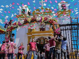El arreglo floral en el Santuario de Nuestra Señora de Guadalupe llevó mas de 16 horas de trabajo. EFE/C. López