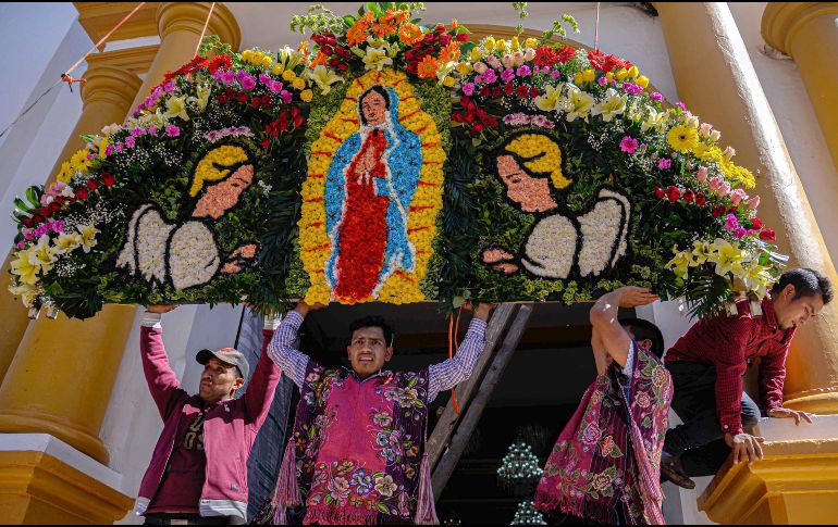 El arreglo floral en el Santuario de Nuestra Señora de Guadalupe llevó mas de 16 horas de trabajo. EFE/C. López