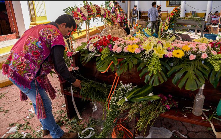 El arreglo floral en el Santuario de Nuestra Señora de Guadalupe llevó mas de 16 horas de trabajo. EFE/C. López
