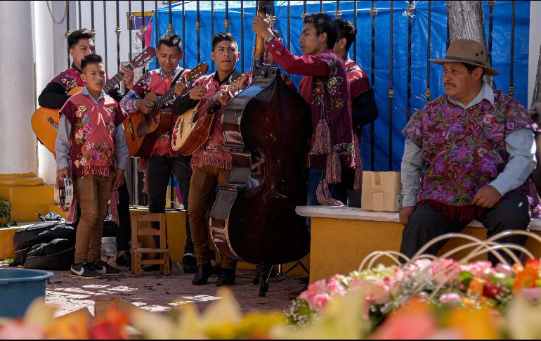 El arreglo floral en el Santuario de Nuestra Señora de Guadalupe llevó mas de 16 horas de trabajo. EFE/C. López