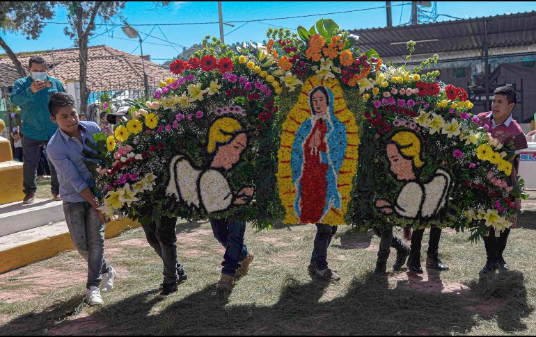 El arreglo floral en el Santuario de Nuestra Señora de Guadalupe llevó mas de 16 horas de trabajo. EFE/C. López