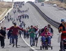 Migrantes caminan este viernes por la autopista México-Puebla, en el estado de Puebla. El atropello se registró en esta vía. Xinhua/C. Pacheco)