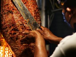 El chico alemán prueba por primera vez los tacos con su novia en México. ESPECIAL/Photo by Francisco De Legarreta C. on Unsplash