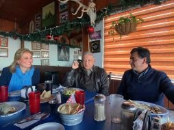 AMLO se tomó el tiempo de hacer una parada en Villa Ahumada. ESPECIAL