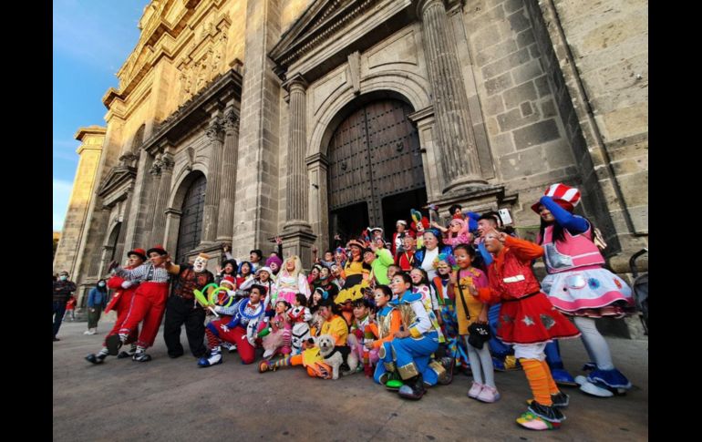 FESTEJO ABSOLUTO. Durante su día, decenas de payasos desfilaron por el Centro de Guadalajara, llenando de música, alegría y color las calles. EL INFORMADOR/R. Bobadilla