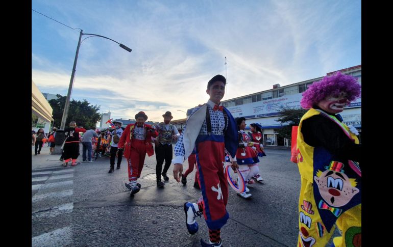 FESTEJO ABSOLUTO. Durante su día, decenas de payasos desfilaron por el Centro de Guadalajara, llenando de música, alegría y color las calles. EL INFORMADOR/R. Bobadilla