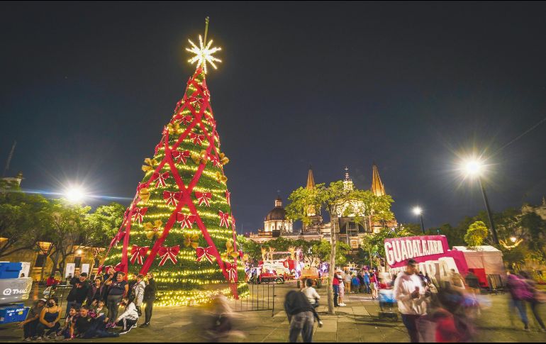 El árbol te espera. Con la compañía del nacimiento monumental, la Plaza de la Liberación luce esplendorosa. ESPECIAL/Gobierno de Jalisco