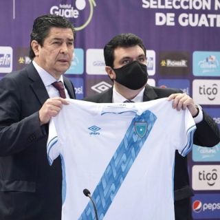 Luis Fernando Tena dirige su primer entrenamiento como técnico de Guatemala