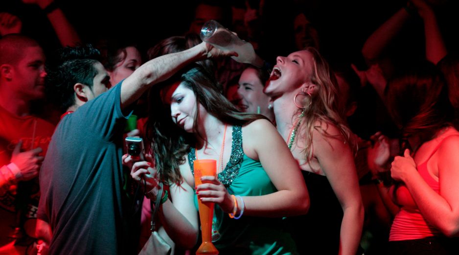 Cuando bebes mucho, el cuerpo inicia un proceso de metabolización que provoca una serie de malestares necesarios para la liberación de los tóxicos del alcohol. AP / ARCHIVO
