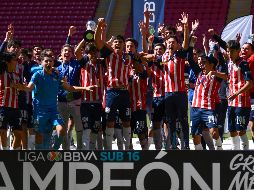 EN CASA. La Sub-16 de Chivas jugó el duelo decisivo en la cancha del Estadio Akron y lograron alzar el trofeo. IMAGO7